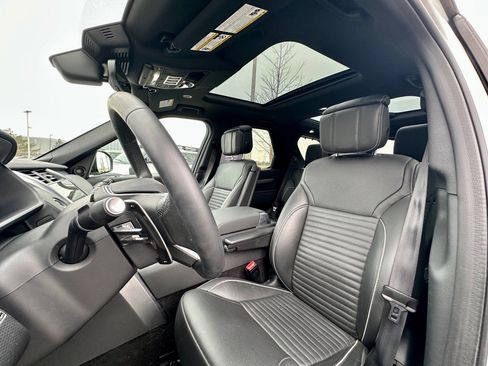 Used 2024 Land Rover Discovery Dynamic SE image 14