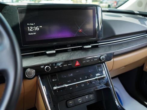 Used 2024 Kia Carnival EX FWD image 7