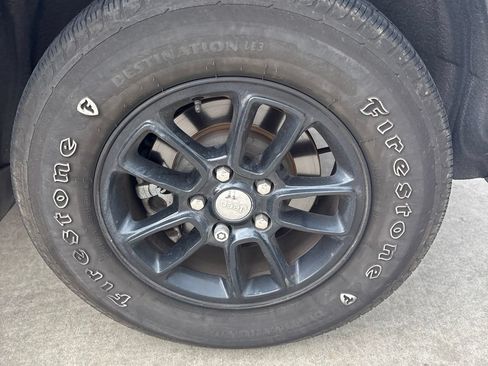 Used 2019 Jeep Grand Cherokee Laredo RWD image 20