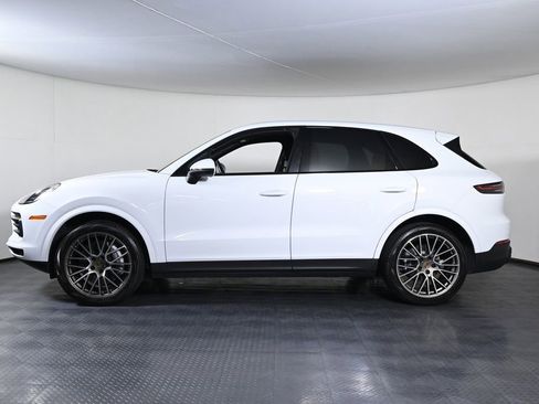 Certified 2023 Porsche Cayenne Platinum Edition AWD/4WD image 2