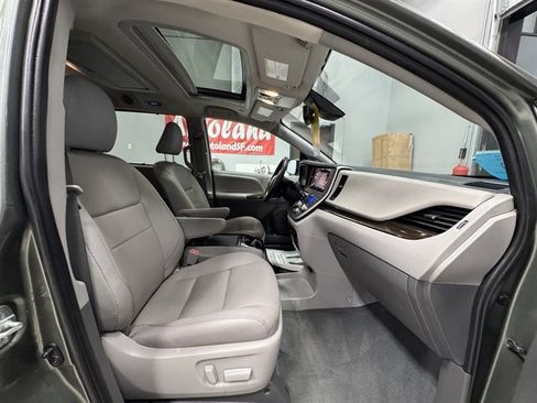 Used 2020 Toyota Sienna XLE Premium FWD image 9