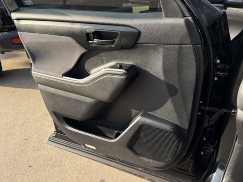 Used 2023 Toyota Highlander LE image 26