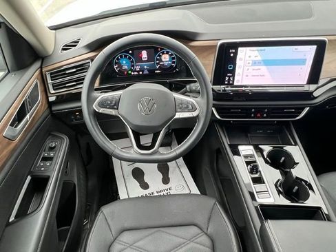 Used 2024 Volkswagen Atlas SE w/ Black Wheel Package image 12