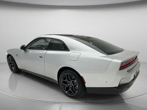 Used 2024 Dodge Charger Daytona R/T w/ Plus Group AWD/4WD image 4