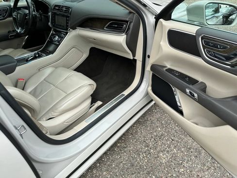 Used 2019 Lincoln Continental Select w/ Continental Climate Package FWD image 17