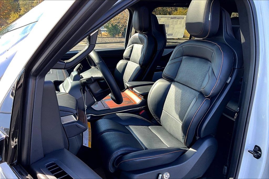 New 2025 Lincoln Navigator Black Label AWD/4WD image 9