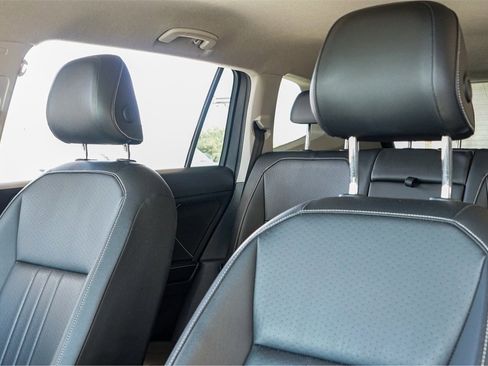 Used 2022 Volkswagen Tiguan SE image 11