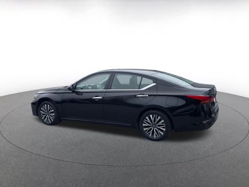 Used 2025 Nissan Altima 2.5 SV image 9