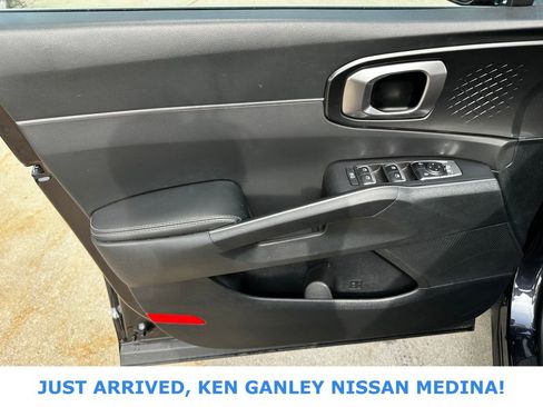 Used 2025 Kia Sorento LX image 14