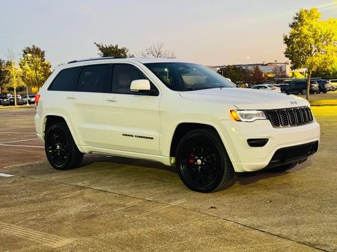 Used 2018 Jeep Grand Cherokee Limited image 3