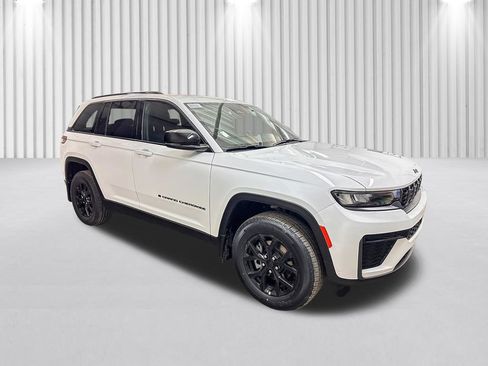 New 2026 Jeep Grand Cherokee Altitude AWD/4WD image 2
