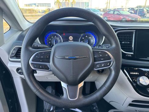 Used 2021 Chrysler Pacifica Touring image 21