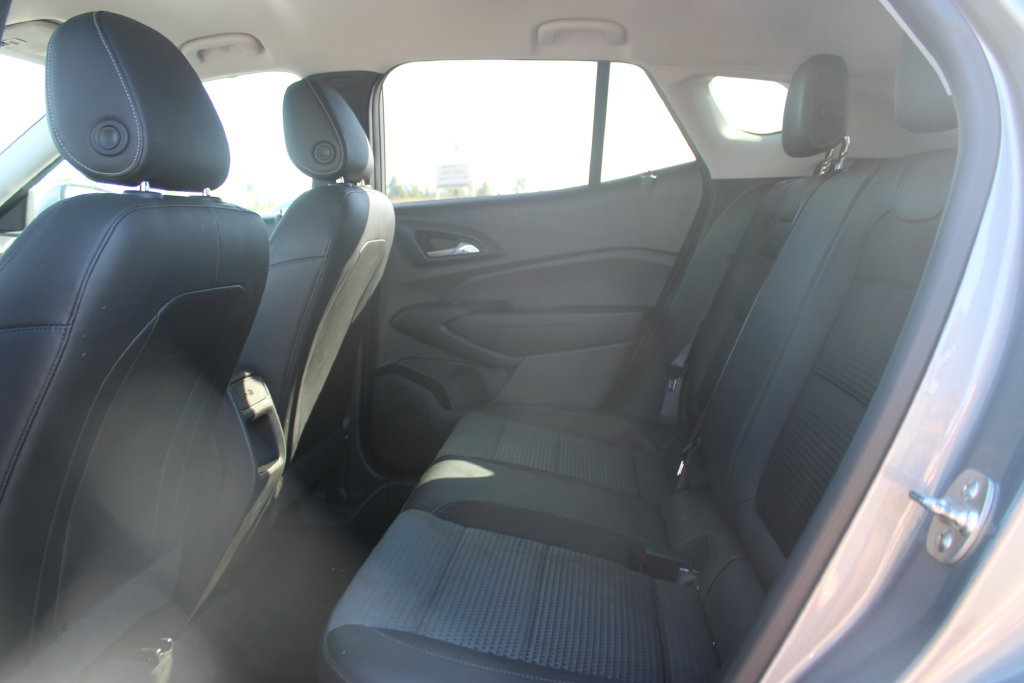 Used 2025 Chevrolet Trax LT FWD image 16