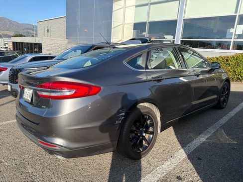 Used 2017 Ford Fusion SE w/ Fusion SE Technology Package FWD image 8