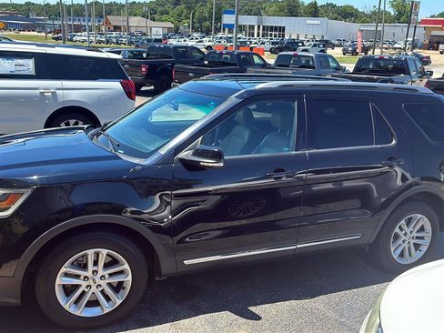 Used 2016 Ford Explorer XLT w/ Equipment Group 202A FWD image 1