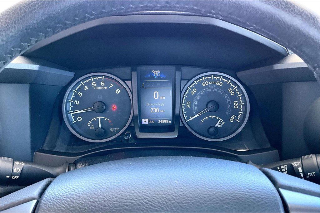 Used 2018 Toyota Tacoma TRD Off-Road w/ Technology Package AWD/4WD image 9