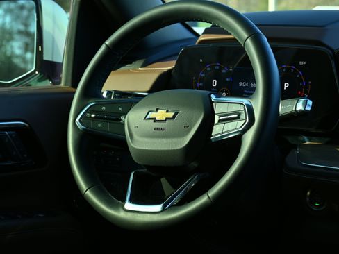 Used 2025 Chevrolet Suburban High Country image 22