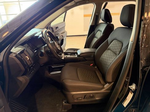 Used 2025 Nissan Pathfinder SV FWD image 28