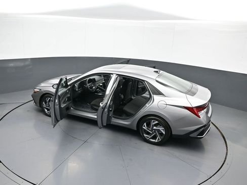 Certified 2025 Hyundai Elantra SEL image 43