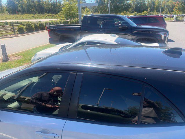 Used 2021 Toyota Corolla SE w/ SE Preferred Package FWD image 5
