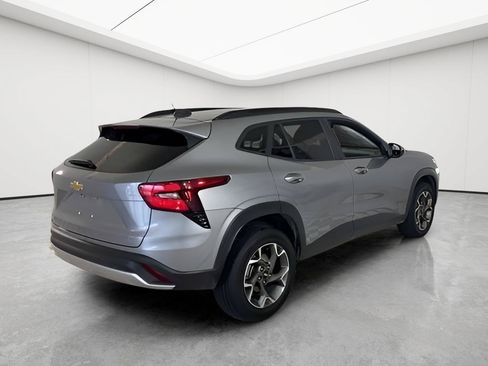 Used 2025 Chevrolet Trax LT FWD image 3