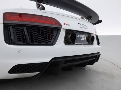Used 2018 Audi R8 V10 w/ Premium Package RWD image 16