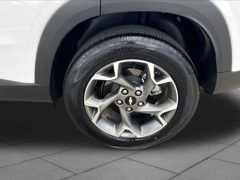 Used 2025 Chevrolet Trax LT w/ LT Convenience Package FWD image 11