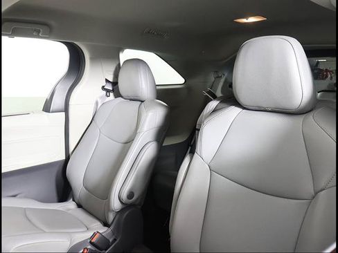 Used 2021 Toyota Sienna XLE FWD image 10