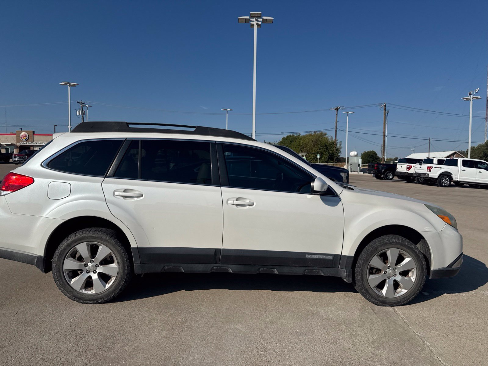 Used 2011 Subaru Outback 2.5i Limited w/ PWR Moonroof Pkg AWD/4WD image 2