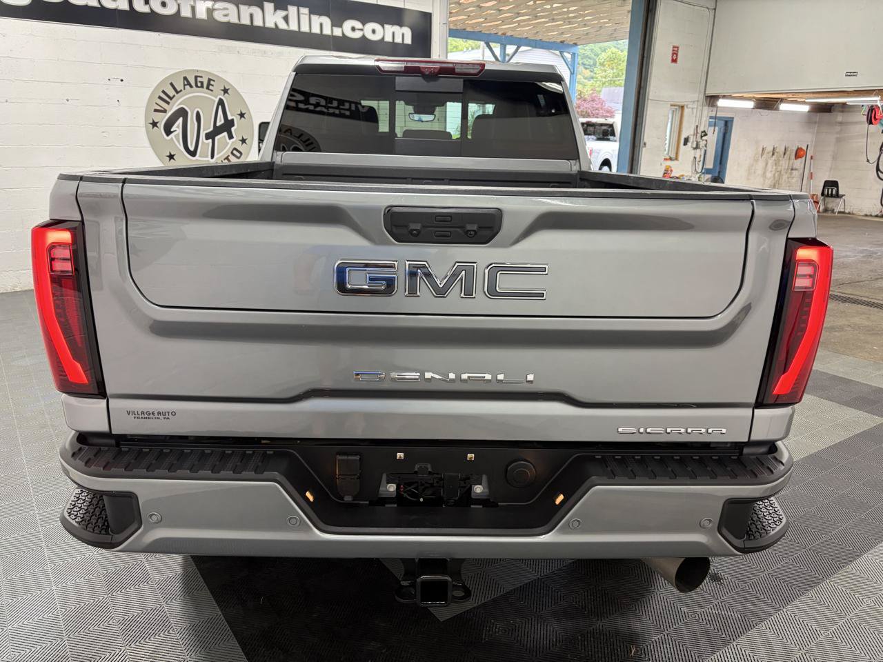 Used 2025 GMC Sierra 3500 Denali Ultimate AWD/4WD image 4