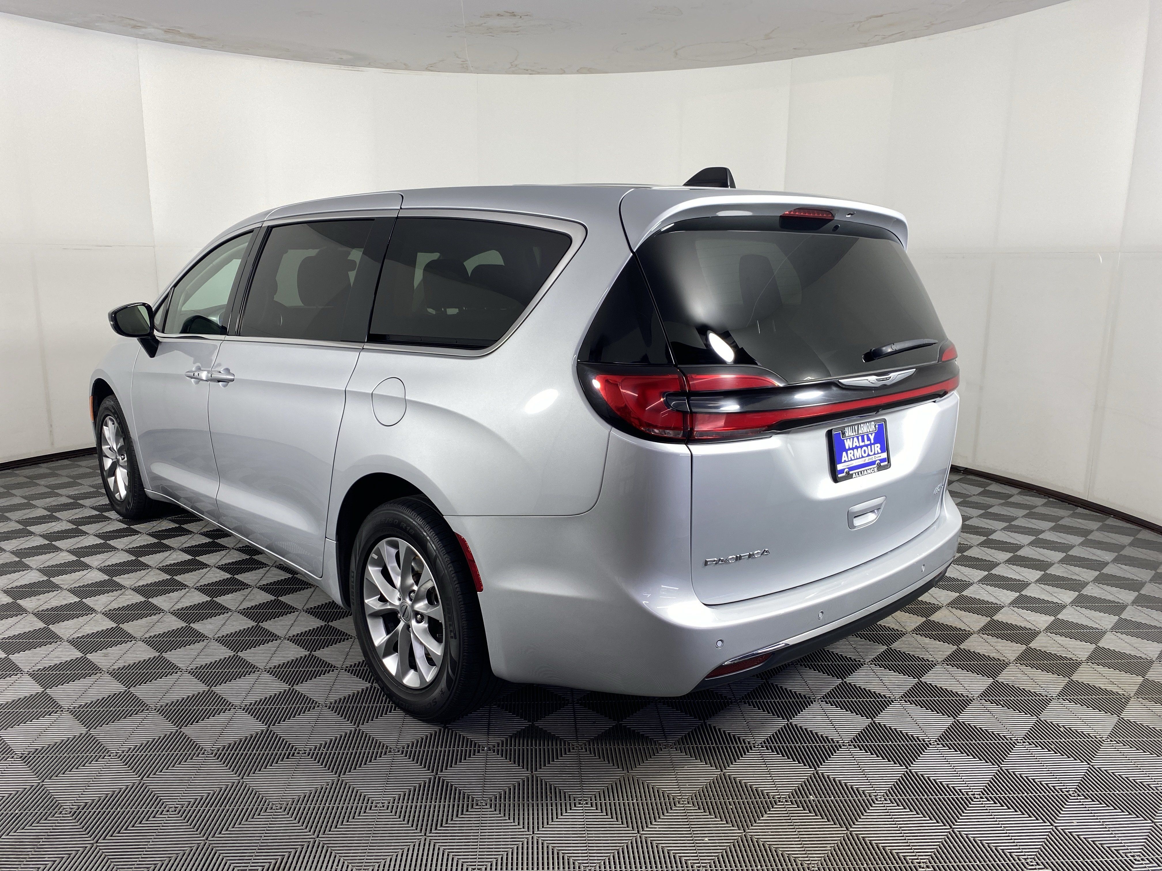 Used 2024 Chrysler Pacifica Touring-L AWD/4WD image 8