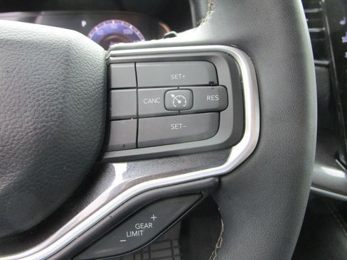 Used 2024 Jeep Wagoneer 2WD image 38