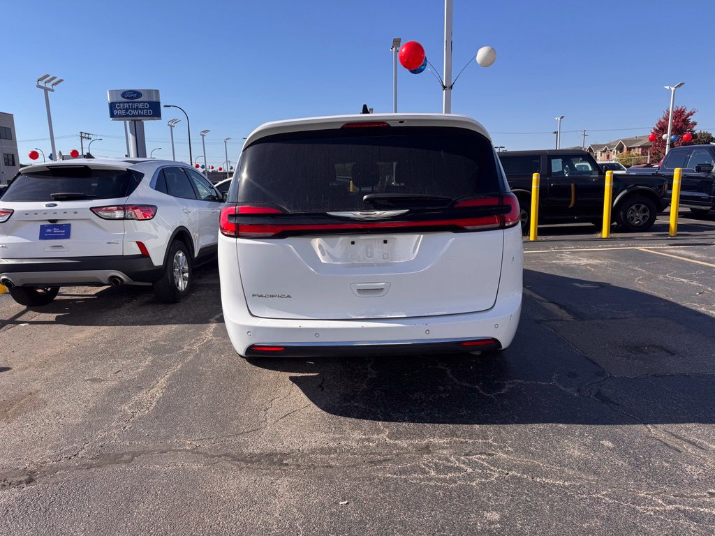 Used 2025 Chrysler Pacifica Select FWD image 6