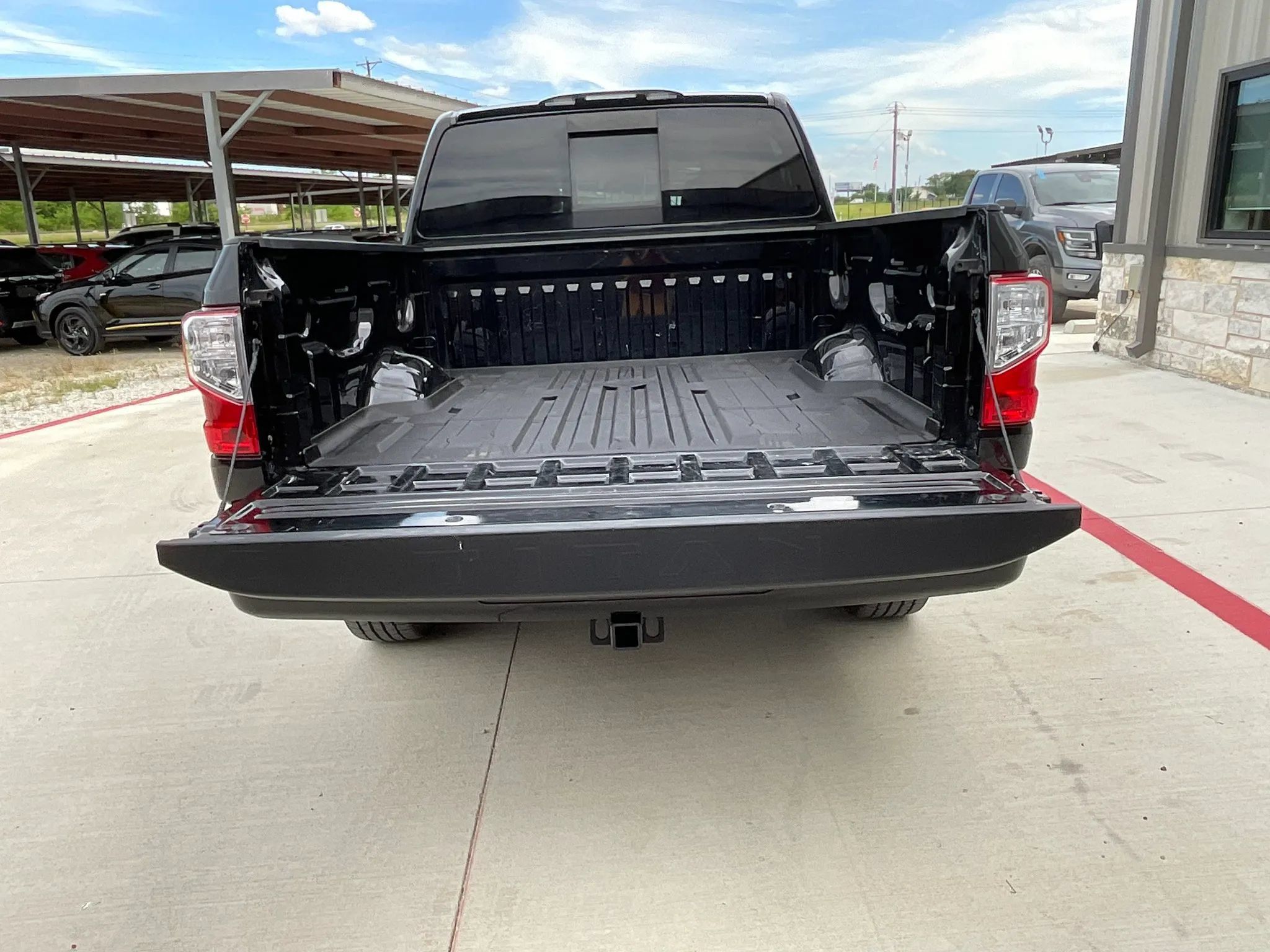 Used 2021 Nissan Titan SV w/ SV Convenience Package AWD/4WD image 15