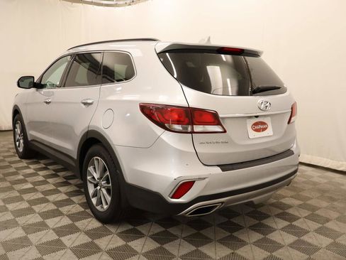 Used 2018 Hyundai Santa Fe SE image 3