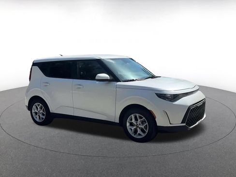 Used 2025 Kia Soul LX w/ LX Technology Package FWD image 2