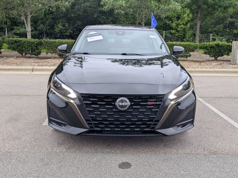 Used 2024 Nissan Altima 2.5 SR w/ SR Premium Package FWD image 9