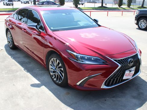 Used 2025 Lexus ES 300h Ultra Luxury w/ Accessory Package (Z2) FWD image 2