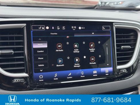 Used 2023 Chrysler Pacifica Touring-L image 18