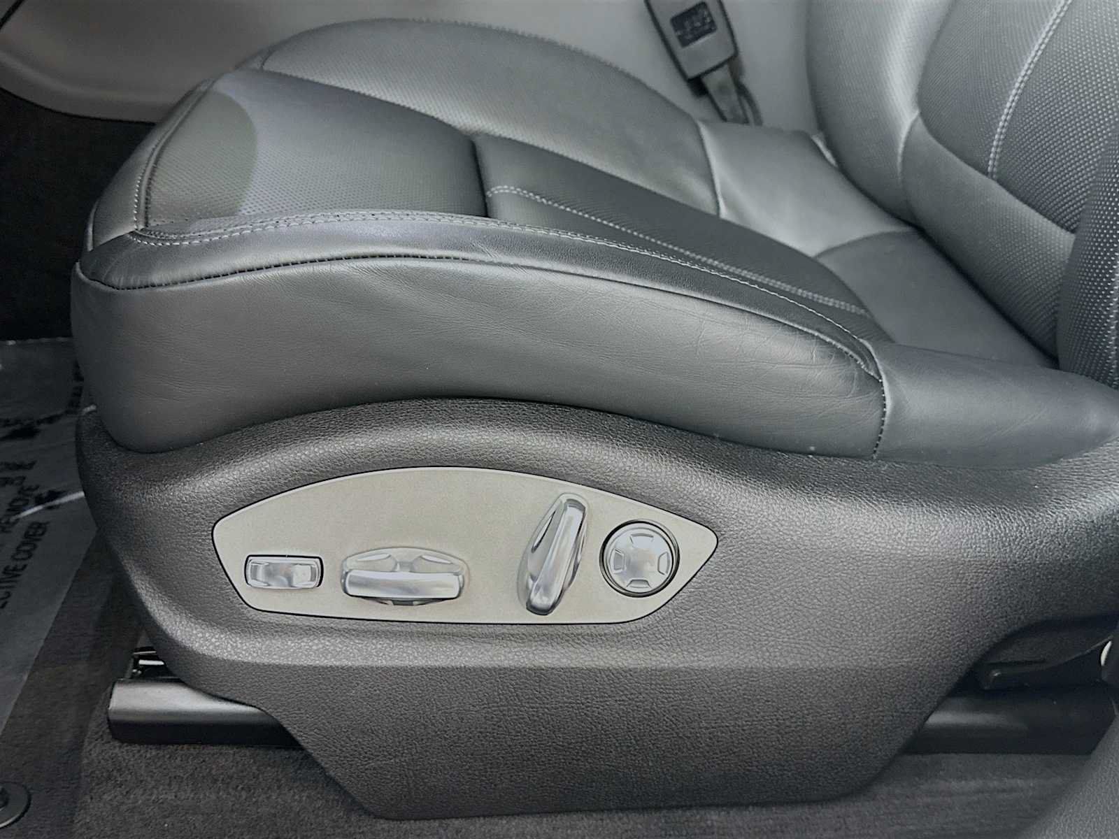 Certified 2025 Porsche Macan AWD/4WD image 13