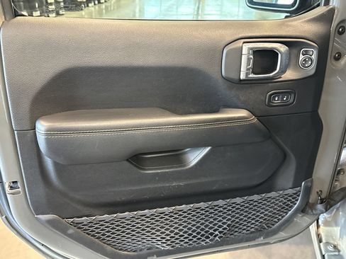 Used 2023 Jeep Gladiator Overland AWD/4WD image 6