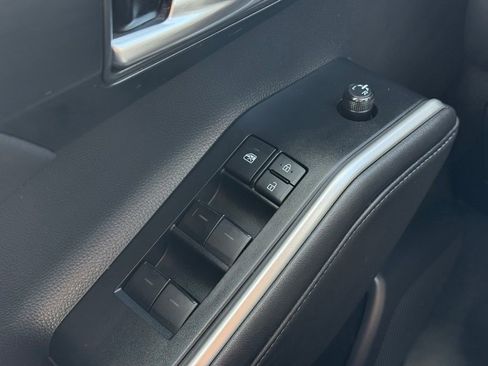 Used 2020 Toyota Highlander XLE image 31