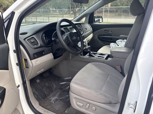 Used 2021 Kia Sedona LX image 9