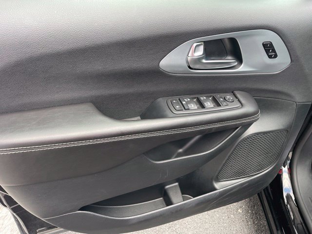 Used 2026 Chrysler Pacifica Limited FWD image 14