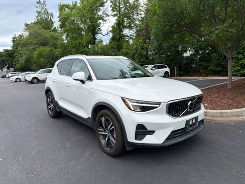 Used 2025 Volvo XC40 B5 Core AWD/4WD image 2