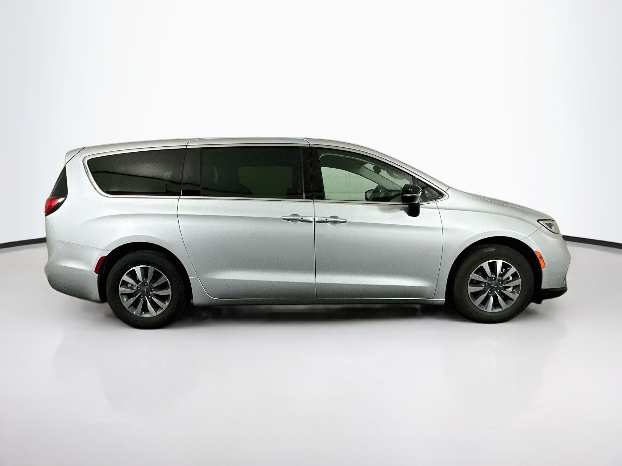 Used 2024 Chrysler Pacifica Limited FWD image 10