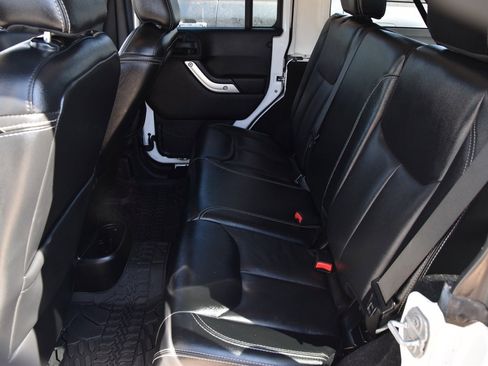 Used 2015 Jeep Wrangler Unlimited Rubicon image 10
