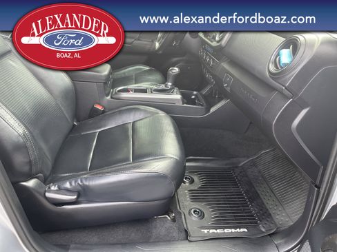 Used 2019 Toyota Tacoma TRD Sport image 16