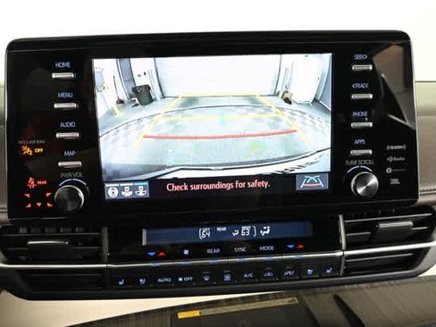 Used 2022 Toyota Sienna Platinum AWD/4WD image 5