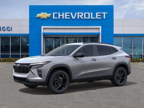New 2026 Chevrolet Trax LT w/ Midnight Edition FWD image 2